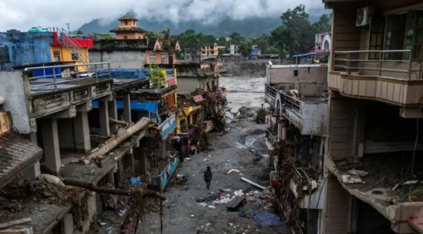 Drejtori i shkollës evakuoi 900 fëmijë pak minuta para se të përmbytej ky objekt në Nepal