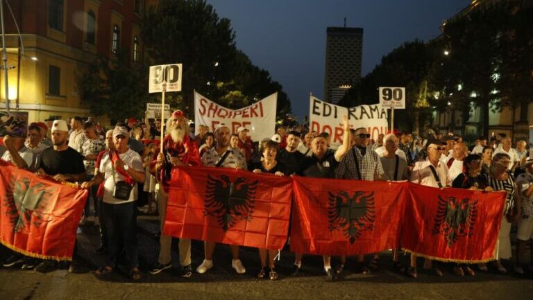 Mbyllet protesta e 92-të kundër qeverisë, protestuesit thirrje për largimin e kryeministrit Rama
