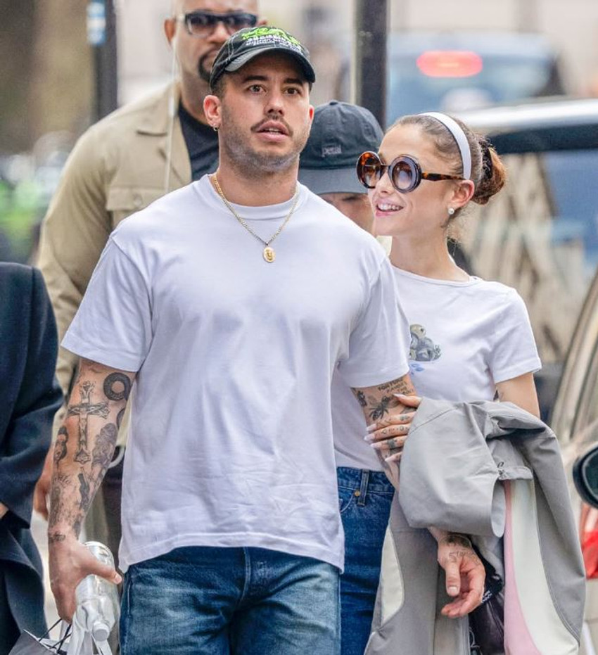 Ariana Grande shfaqet me të dashurin Ricky Alvarez në Londër 2 Image