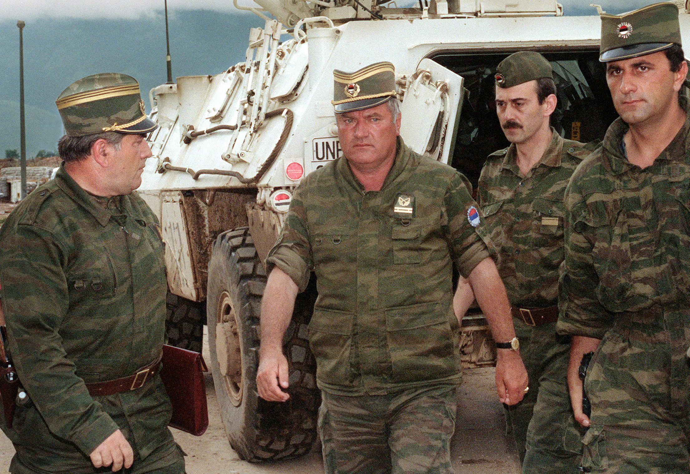 Nga kriminel lufte në “hero serb”: Ekspertët paralajmërojnë për rrezikun e glorifikimit të Mlladiqit