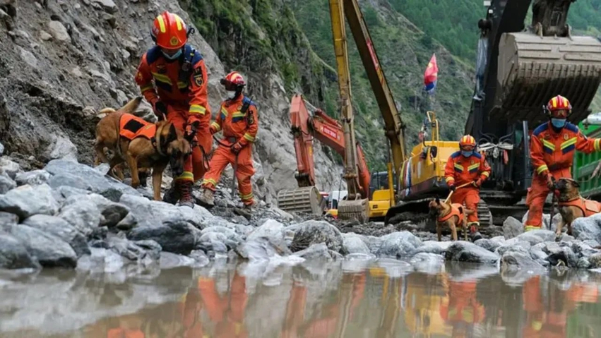 Përmbytjet masive në Nepal  mbi 900 viktima  intensifikohen përpjekjet për të shpëtuar qindra persona të bllokuar nën rrënoja