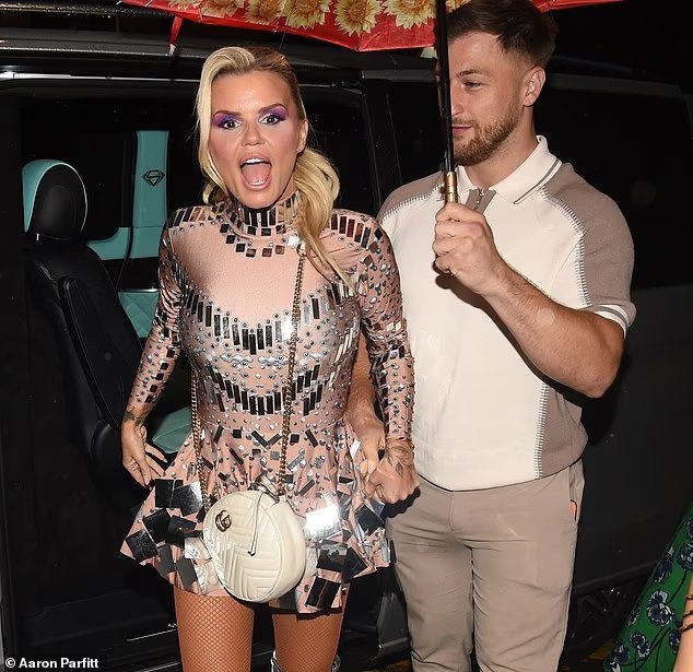 Kerry Katona mahnit me fustanin metalik, shfaqet krah të dashurit dhe vajzës së saj