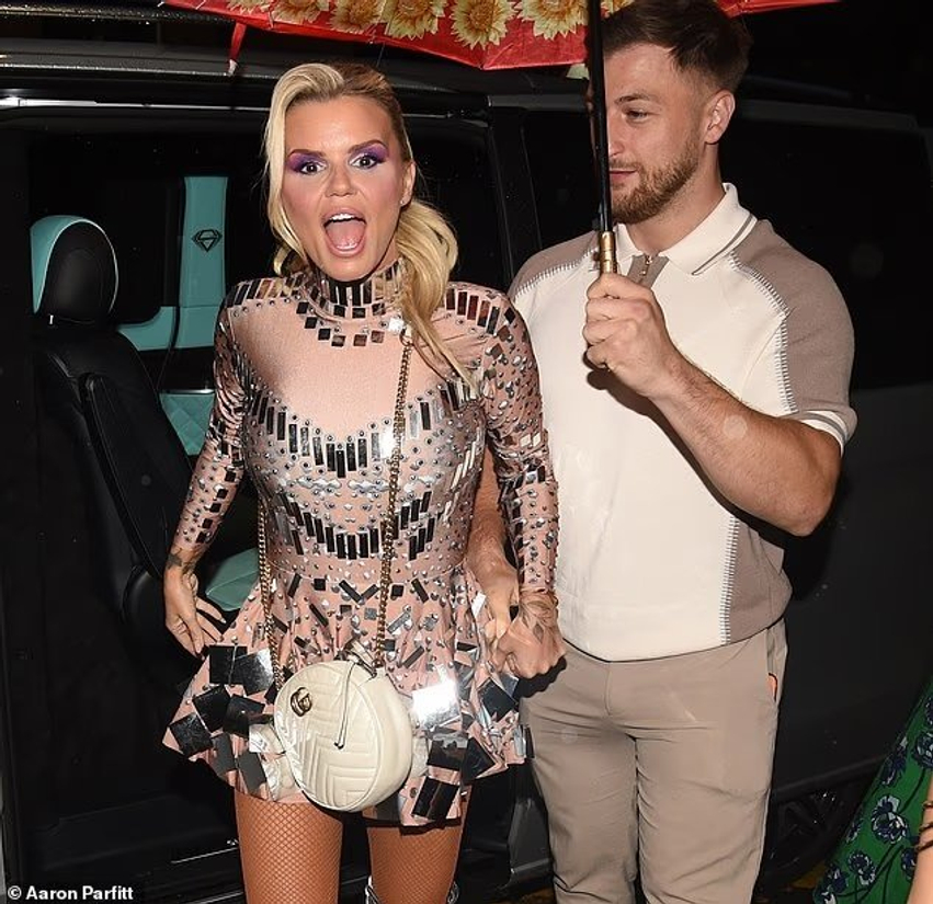 Kerry Katona mahnit me fustanin metalik  shfaqet krah të dashurit dhe vajzës së saj