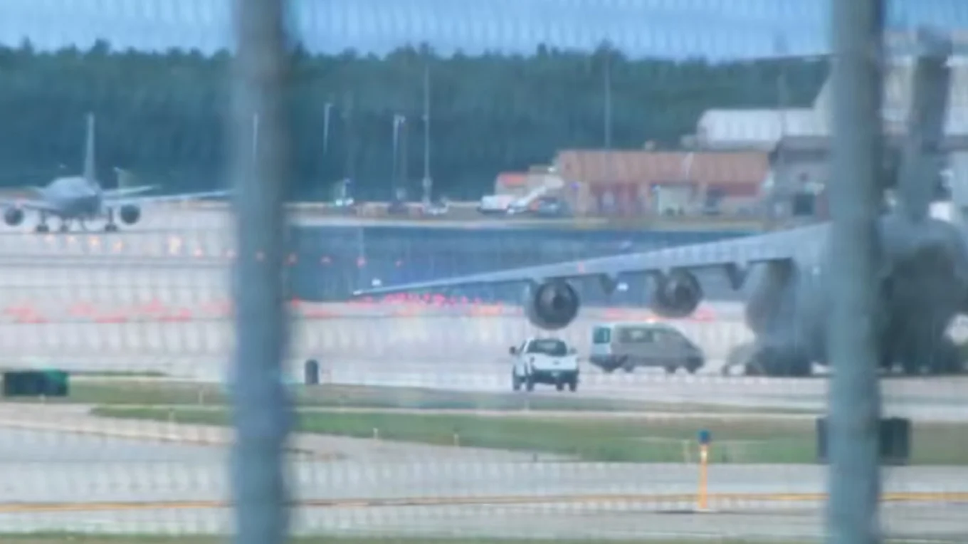 17-vjeçari i dehur futet me makinë në aeroport, përplaset me avionin dhe traktorin