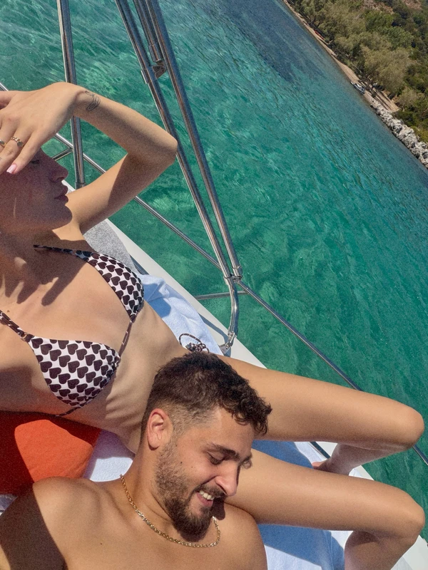 Selin Bollati dhe DJ Gimbo arratisen në det
