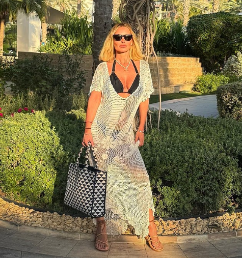 Louise Redknapp mahnit me bikini të zeza gjatë pushimeve luksoze në Dubai
