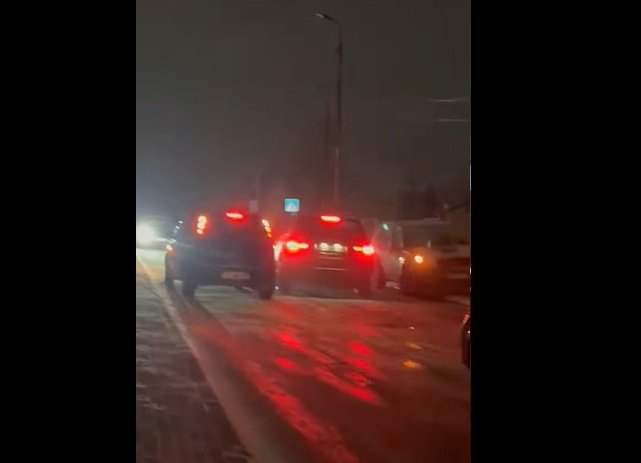 Kaos në Prishtinë, veturat në rrëshqasin në Dragodan