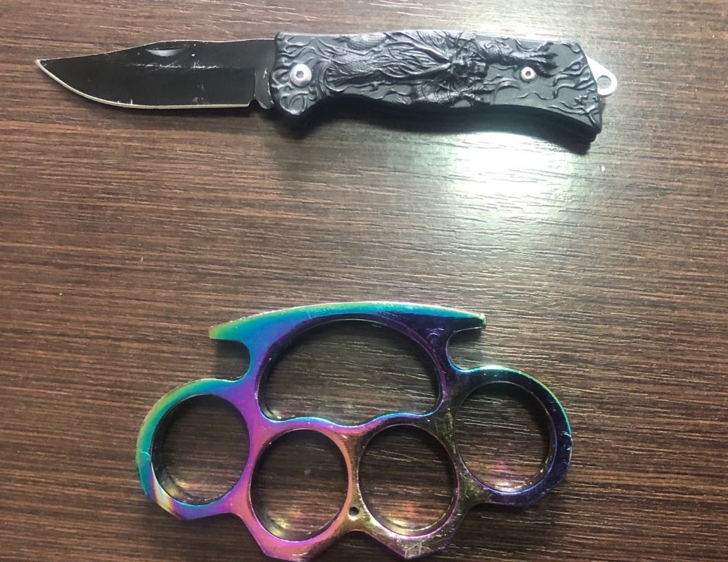 Tetovë: Policia i gjen thika dhe “boks hekri” një 17-vjeçari gjatë kontrollit