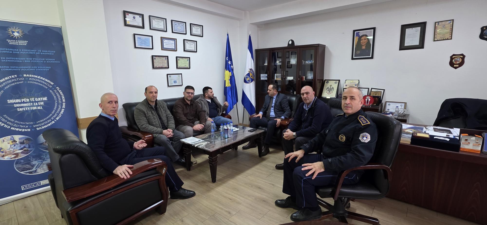 Nënkoloneli Pllana ndan mirënjohje për Shoqatën e Kosovës për Kërkim dhe Shpëtim 
