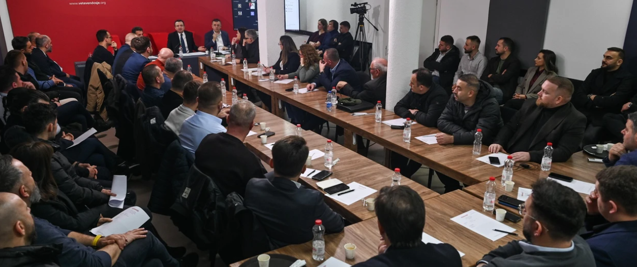 Kurti mbedh drejtuesit e qendrave të LVV-së, diskutohet për situatën aktuale politike në vend