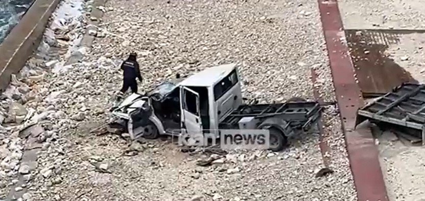 Aksident i frikshëm në Vlorë, kamioni përfundon në zonën e plazhit 