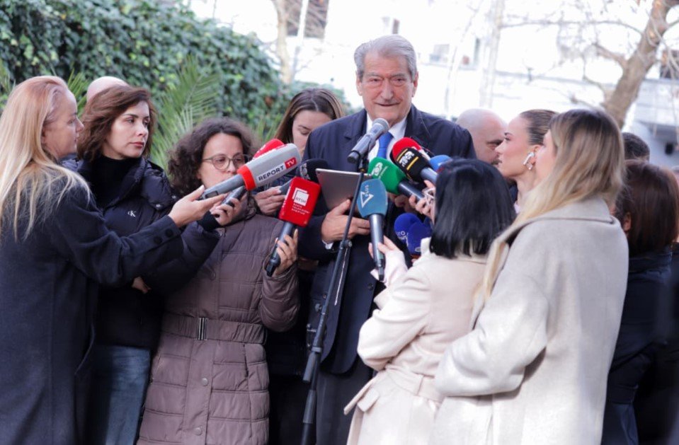 “Irena me 5 mbiemra shoqe shpirti me Lindën e Surrelit”- Berisha denoncon: Këshilltare e Ergys Agasit, ka hyrë dhe ka dalë në zyrën e tij mafioze