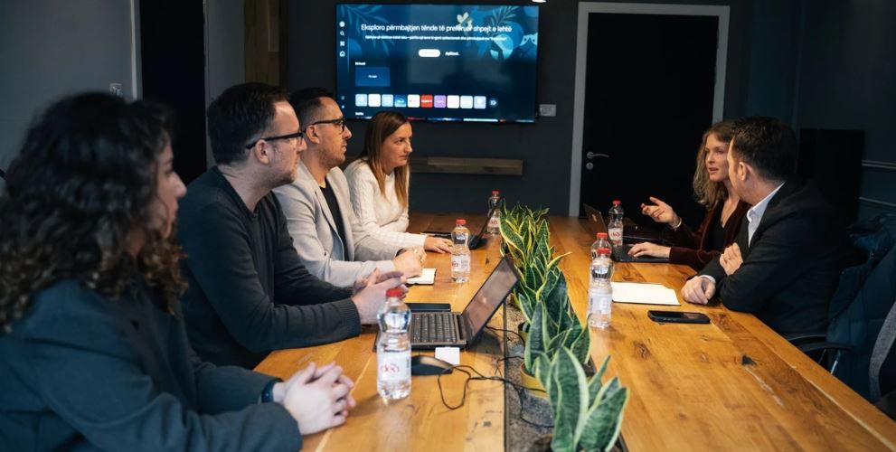 Komuna e Kamenicës diskuton me Bankën Botërore për projektet e energjisë nga dielli dhe era