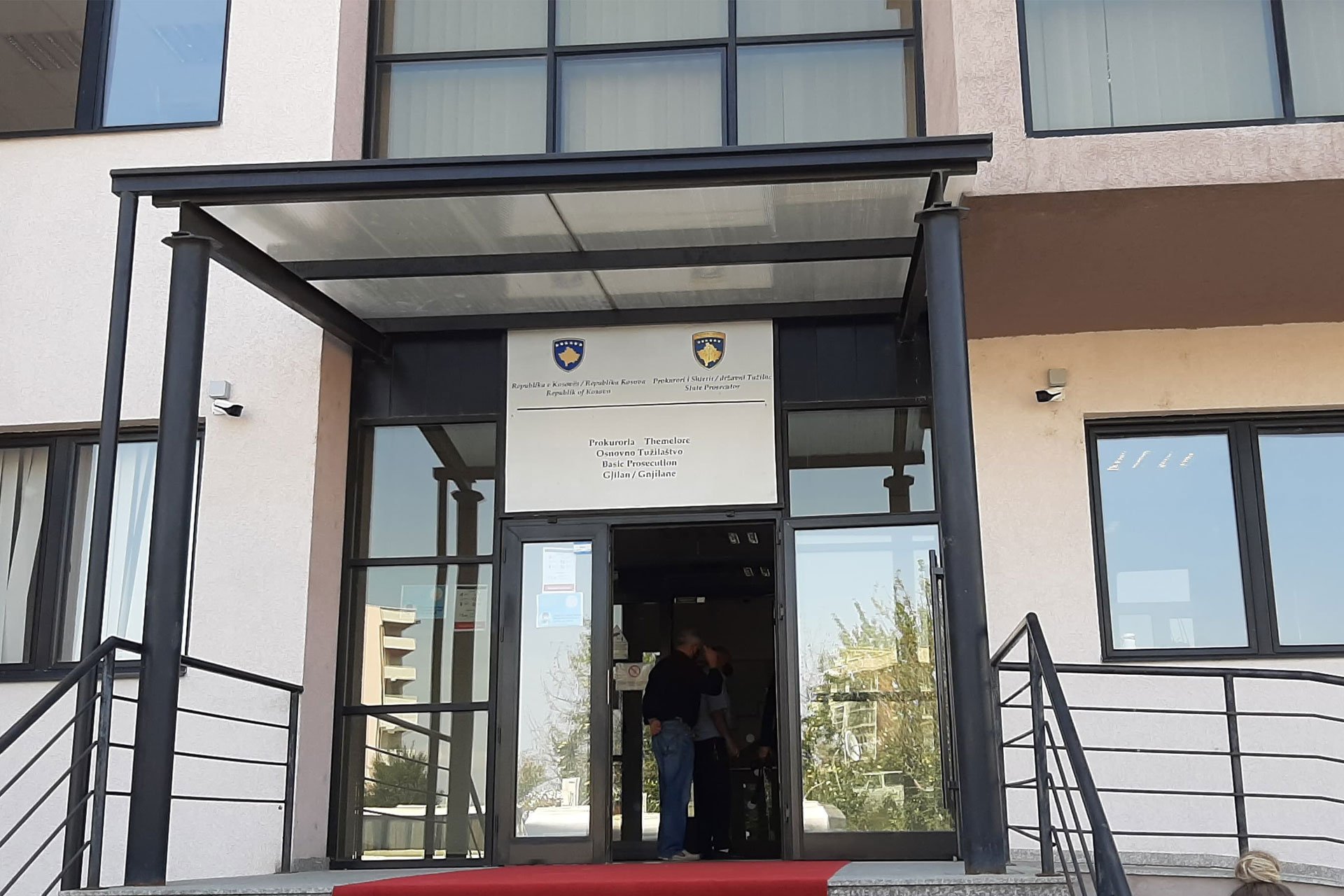 Kërcënoi gazetarët, arrestohet një person 