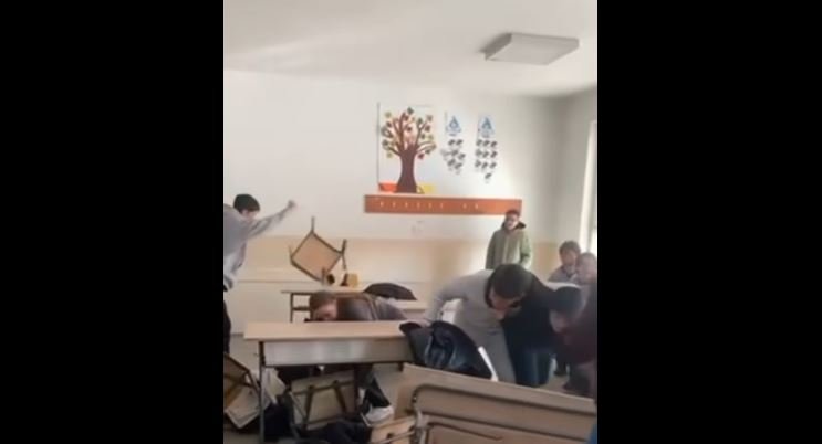 Skandaloze: Nxënësit në një shkollë në Gjilan shkatërrojnë klasën dhe gjuajnë çantat