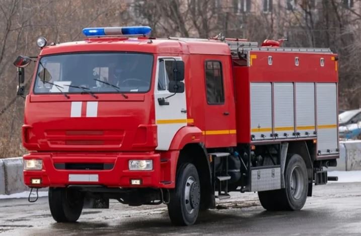Treni i mallrave del nga shinat në Rusi, shpërthen në flakë pas aksidentit