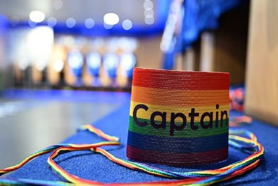 ​“Ylli” i Premier Ligës ankohet se klubi e bëri të dukej si homoseksual