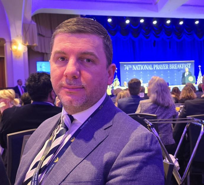 “Aleanca me SHBA-në mbetet interes jetik i Kosovës”, Krasniqi merr pjesë në Lutjet e Mëngjesit