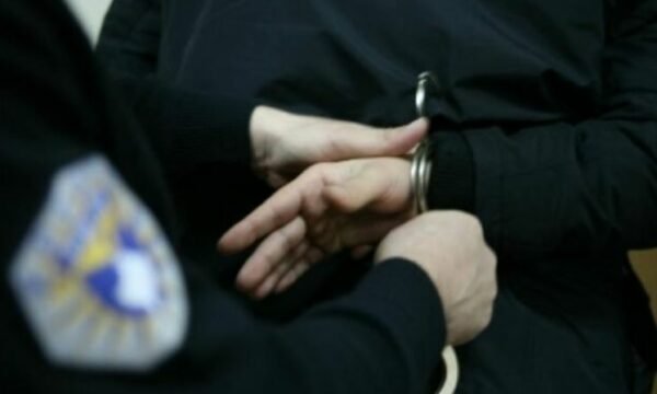 Arrestohet djali që dyshohet se dje sulmoi babanë e tij me sëpatë