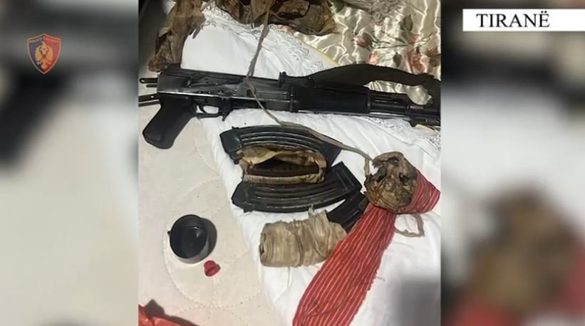 Fshihte në banesë 1 kallashnikov me 3 krehra dhe fishekë, pranga 48-vjeçari në Tiranë