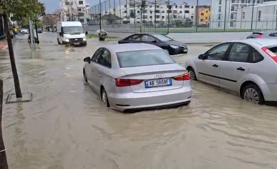 Reshje të dendura shkaktojnë probleme në Durrës, disa rrugë të përmbytura