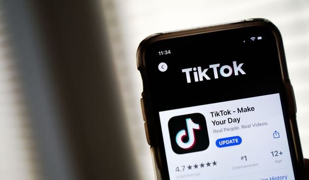 “TikTok krijon varësi”, Komisioni Evropian paralajmëron: Truri i përdoruesve kalon në “autopilot”, rrezik për fëmijët