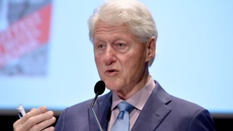  Publikohen videot e dëshmive të Bill dhe Hillary Clintonit lidhur me Epsteinin! Çfarë deklaruan bashkëshortët për disa orë para Komisionit?