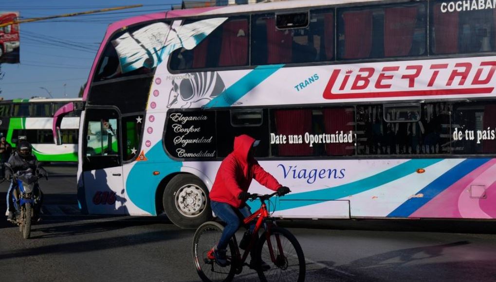 Tragjedi në Bolivi, autobusi bie nga shkëmbi, humbin jetën 14 persona