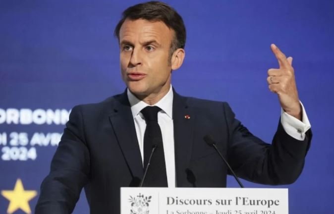 Macron flet për ndalimin e rrjeteve sociale për moshat nën 15-vjeç: Truri i fëmijëve s’është në shitje