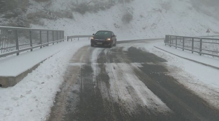 Borë në disa zona, por rrugët shtetërore mbeten të kalueshme