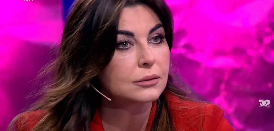 “Mu kthye çdo gjë përmbys”, gazetarja Jonida Shehu rrëfen me lotësh humbjen e prindërve: E gjeja veten duke i shkruar mamit mesazhe pas vdekjes