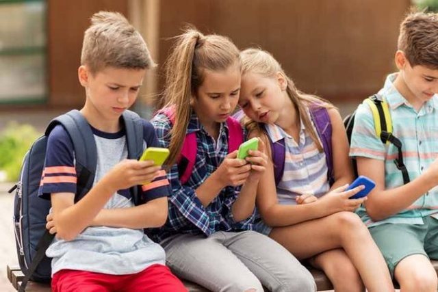 Metoda daneze që ndihmon fëmijët të shkëputen nga telefonat celularë