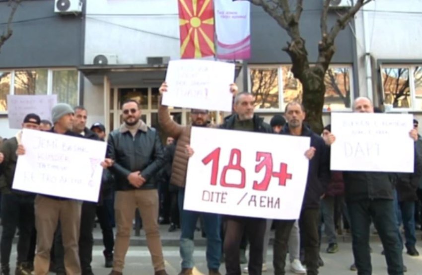 Qytetarët e Tetovës protestojnë para DAP-it, kërkohet të hiqet tatimi i të ardhurave nga puna jashtë shtetit