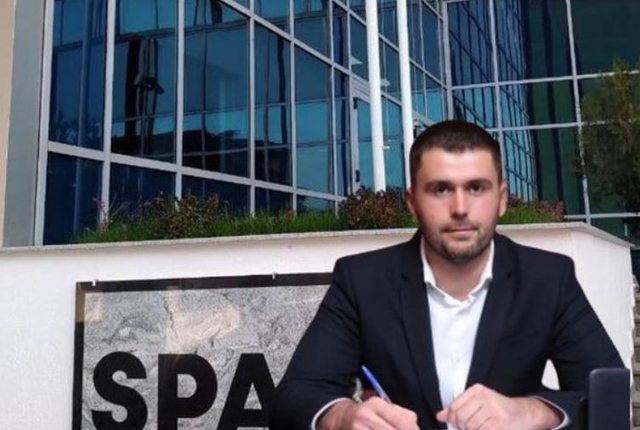 U dënua me 1 vit burg nga Apeli i GJKKO për korrupsion zgjedhor, kryebashkiaku i Rrogozhinës Edison Memolla vetëdorëzohet në polici