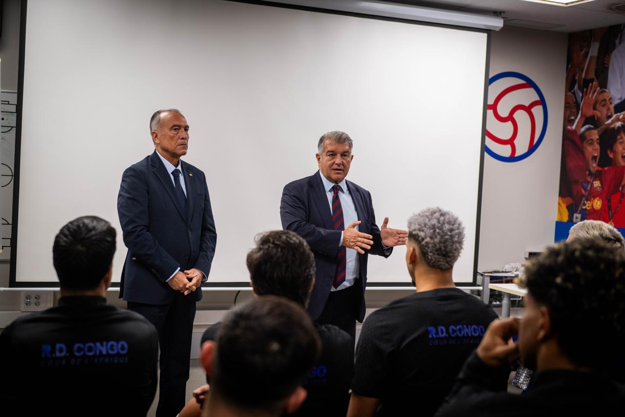 Laporta viziton futbollistët e Barcelonës dhe përshëndetet me stafin