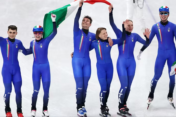 Italia fiton medaljen e artë në stafetën e përzier!