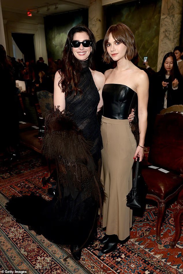 Anne Hathaway dhe Emilia Jones shkëlqejnë në Ralph Lauren gjatë New York Fashion Week