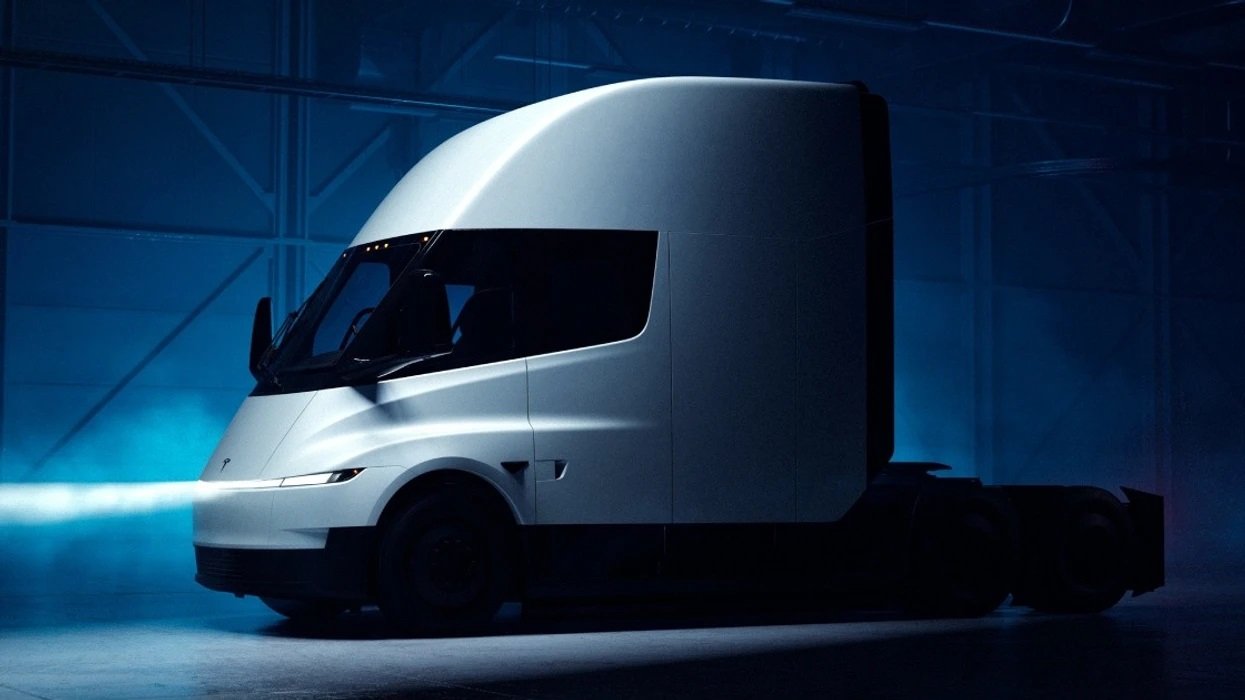 Tesla nis prodhimin masiv të kamionit elektrik Semi këtë vit