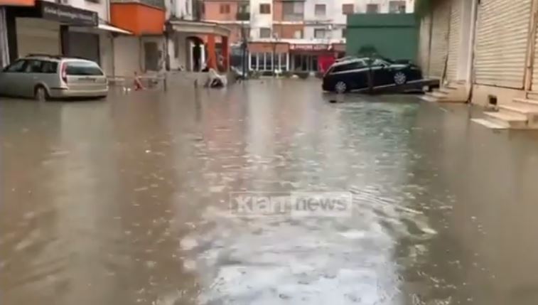 Kaos në Lezhë pas reshjeve dhe punimeve për kanalizimet