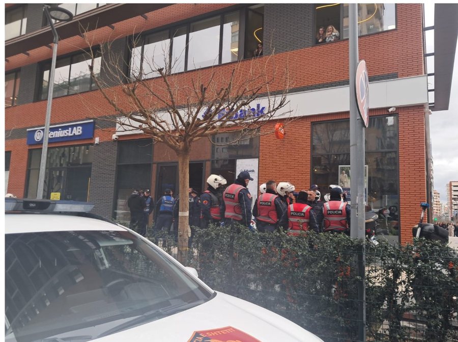 Tentativë grabitje në Tiranë, autori hyn me kallashnikov brenda bankës dhe hap zjarr; kapet nga policia