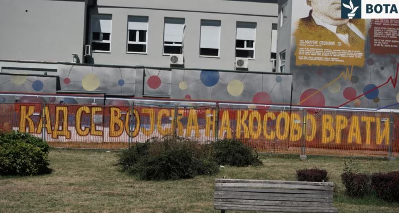Mësuesi nga Nishi ndëshkohet pasi mbulon grafitin “Kur ushtria të kthehet në Kosovë”