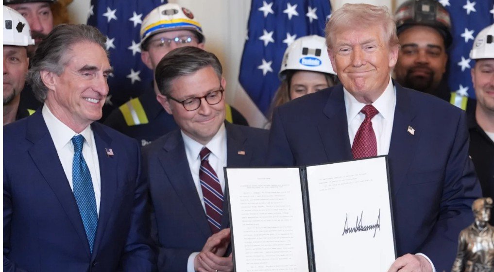 Siguria Kombëtare/ Trump urdhëron Pentagonin të furnizohet me energji nga qymyri, pavarësisht ndotjes së madhe që ai shkakton