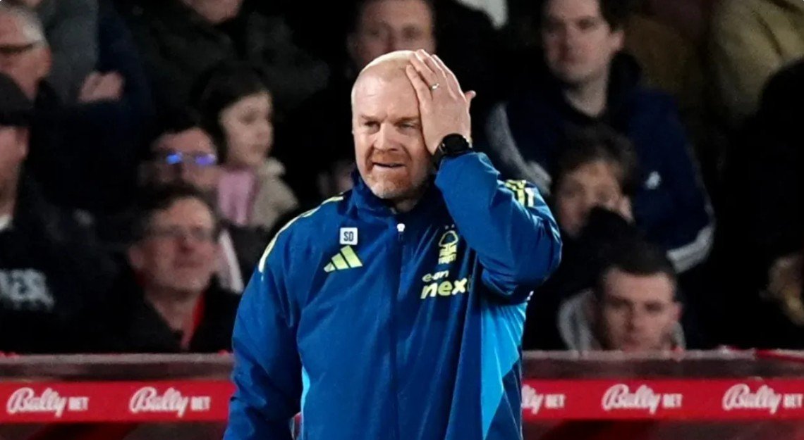 Katastrofa në klubin e Premier League nuk ka fund, pronari grek shkarkon trajnerin e tretë për këtë sezon