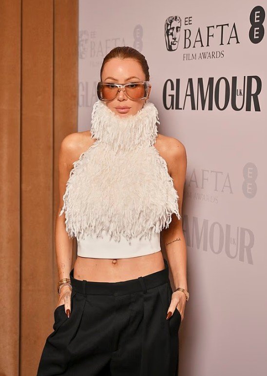 Olivia Attwood shkëlqen në BAFTA me një paraqitje elegante me pendë krem