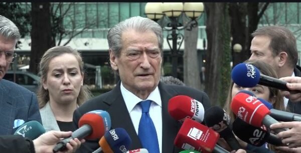 “10 shkurti ua luajti fiqirin këtyre”, Berisha thirrje qytetarëve: 20 shkurti dita juaj! Vendosni ju për imunitetet e qeveritarëve