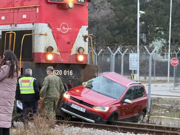 Treni përplas automjet, një person i lënduar