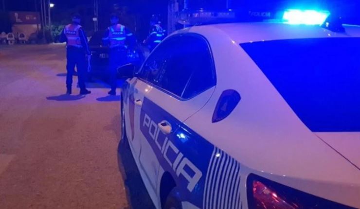 E rëndë në Durrës/ Babai ndjek vajzën me thikë, pas ndërhyrjes së policisë, plagos veten