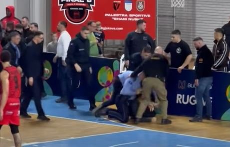 Goditet gjyqtari në Kosovë, ja si arrestohet e si brohoritet