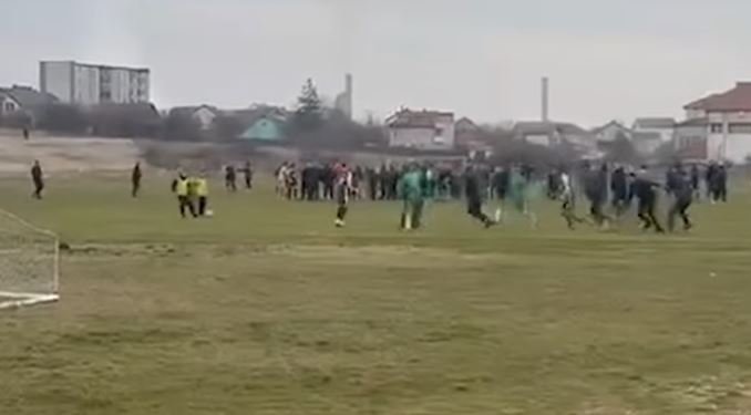 Dinamo e Ferizajt reagon: Disa tifozë hynë në fushë për të sulmuar lojtarët tanë