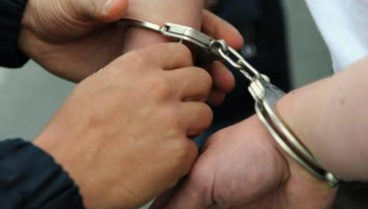 Privohen nga liria tre persona nga Gostivari, policia u gjen drogë, armë dhe municion